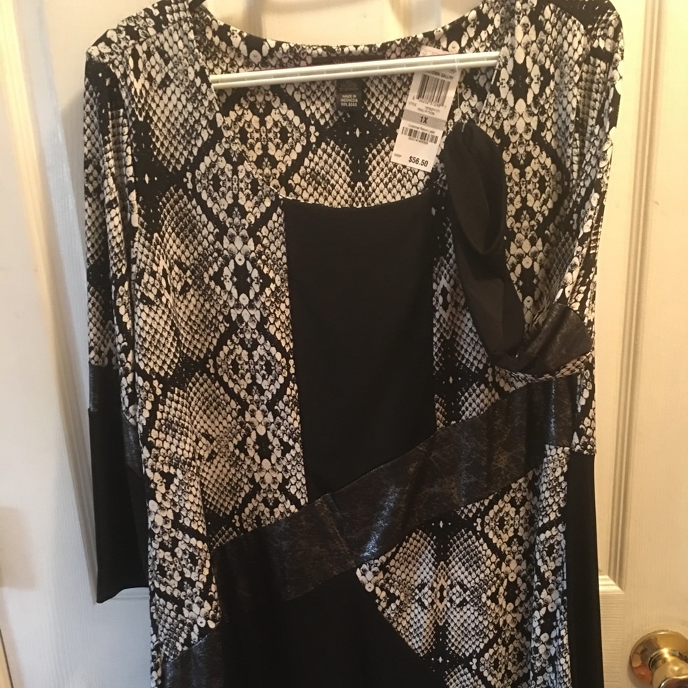 Geometric black and white multi medium tunic